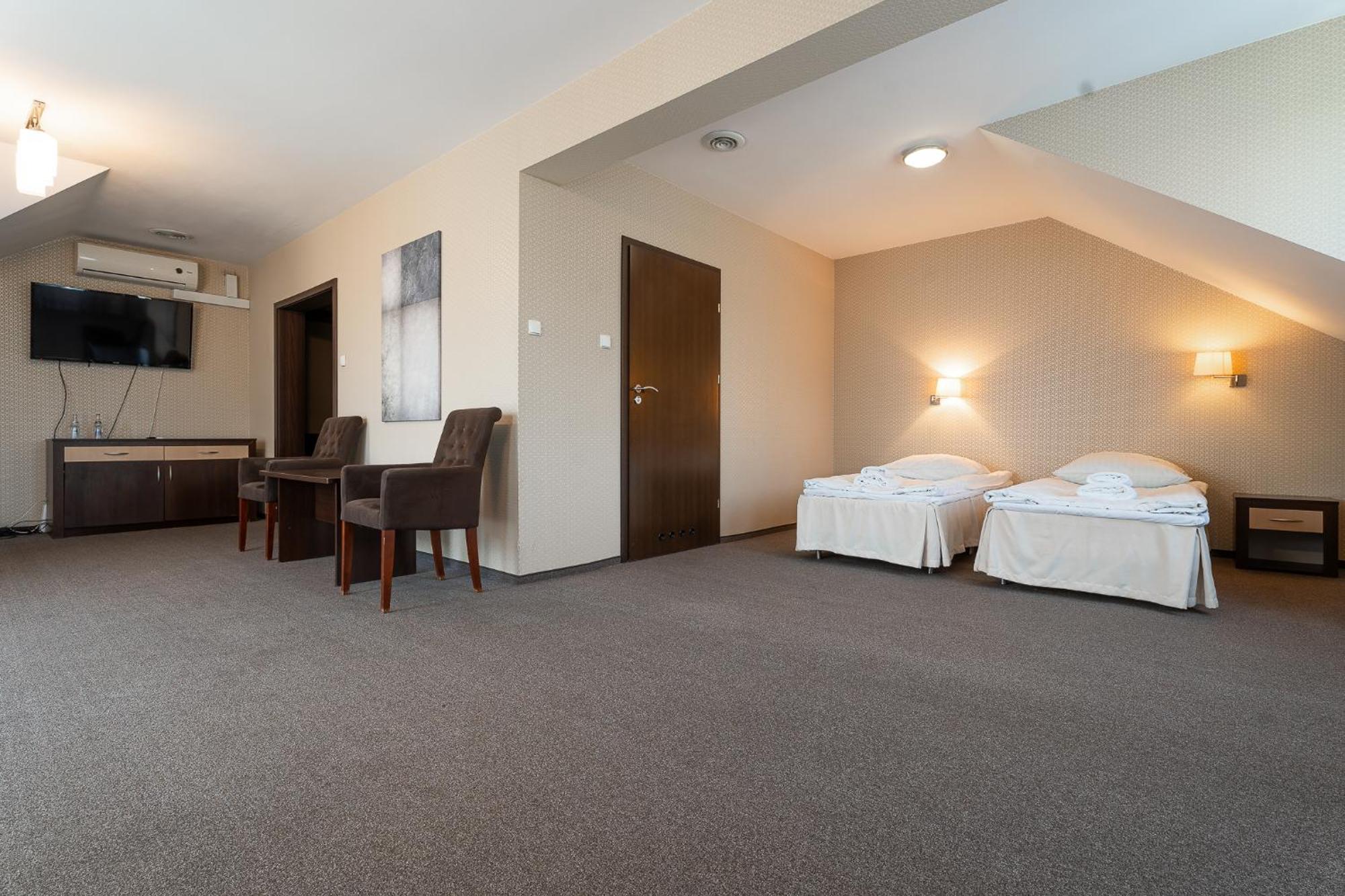 Hotel Cztery Pory Roku Glogow Malopolski Bagian luar foto