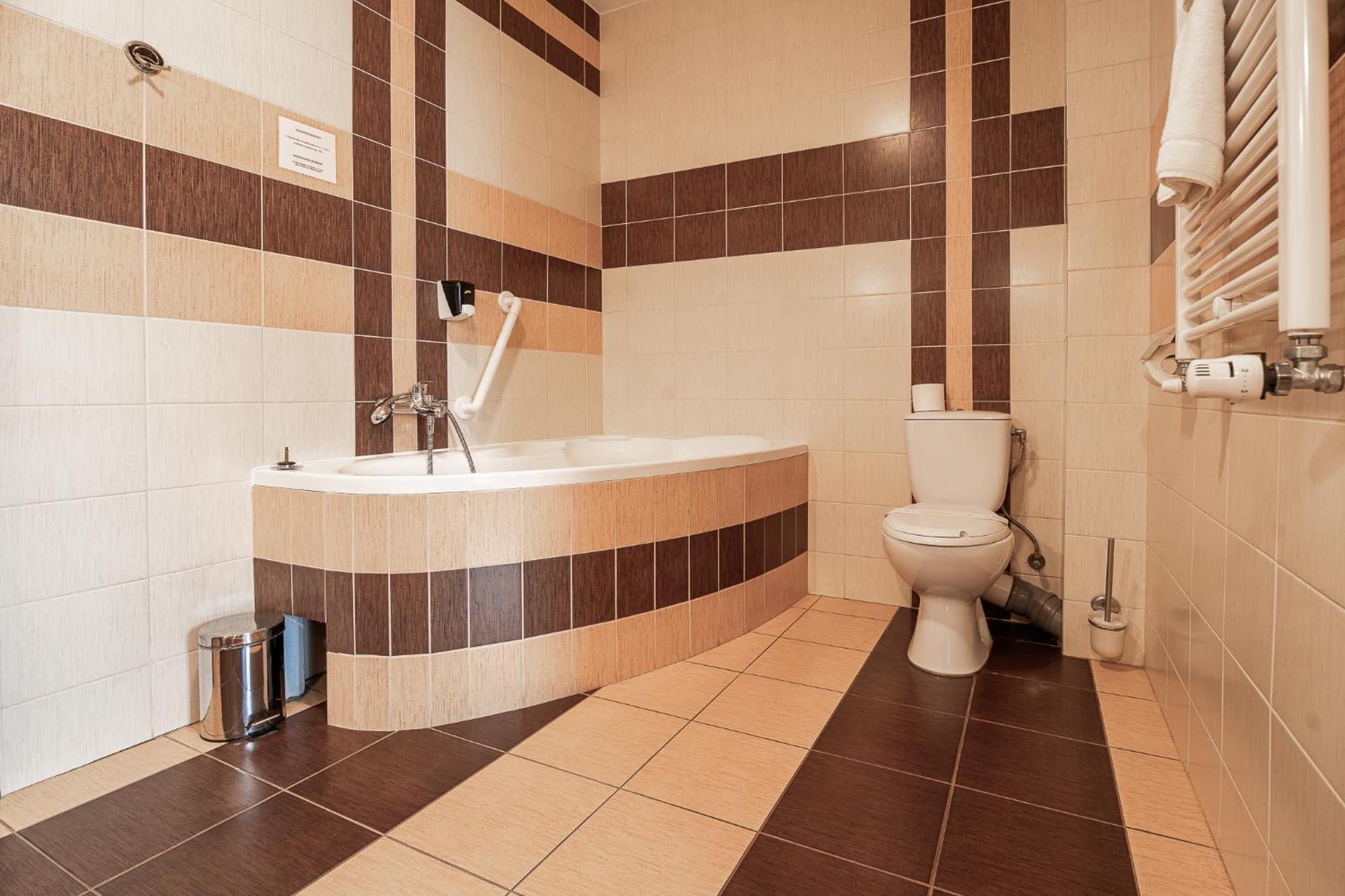 Hotel Cztery Pory Roku Glogow Malopolski Bagian luar foto