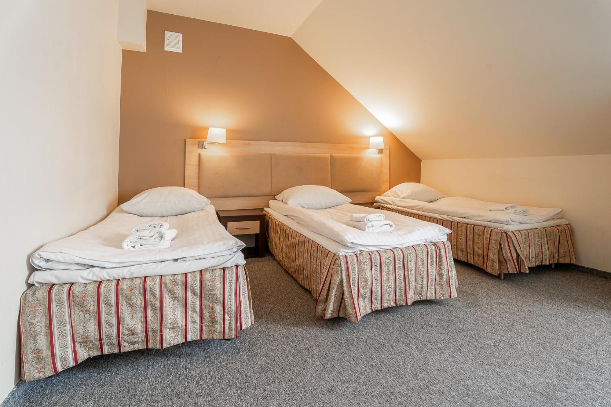 Hotel Cztery Pory Roku Glogow Malopolski Bagian luar foto