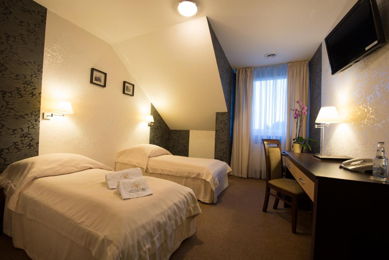 Hotel Cztery Pory Roku Glogow Malopolski Bagian luar foto