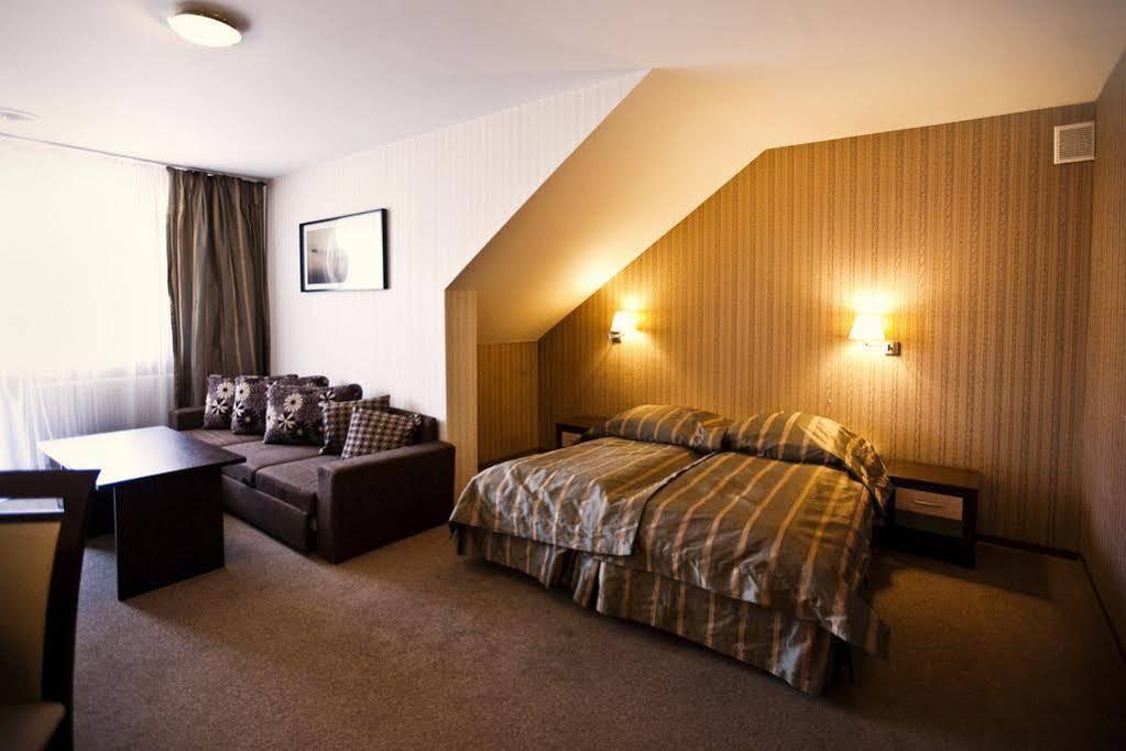 Hotel Cztery Pory Roku Glogow Malopolski Bagian luar foto